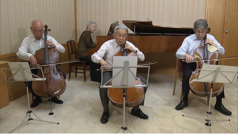 チェロを演奏される上皇さまとピアノを弾かれる美智子さま　右は今回の音楽会に参加した村上陽一郎さん　2018年