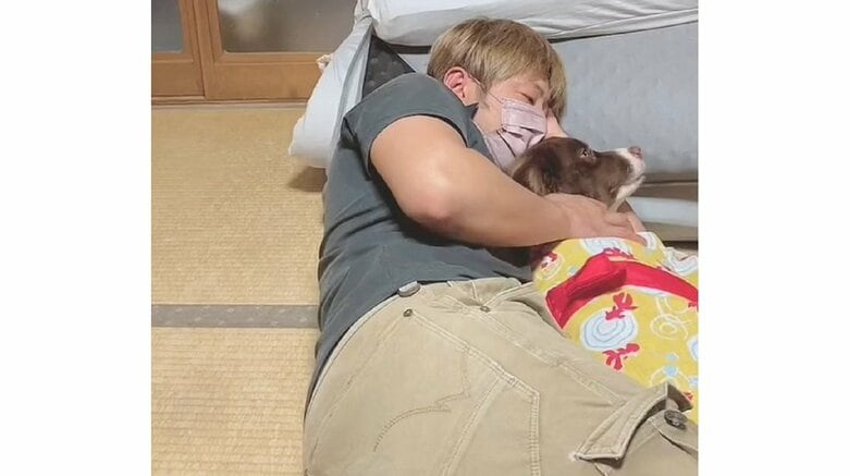 トモさんに腕枕をされるテールちゃん