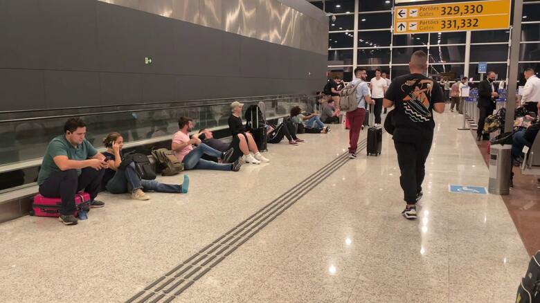 複数の便が欠航になったサンパウロの空港。乗客が床に座り込んでいた
