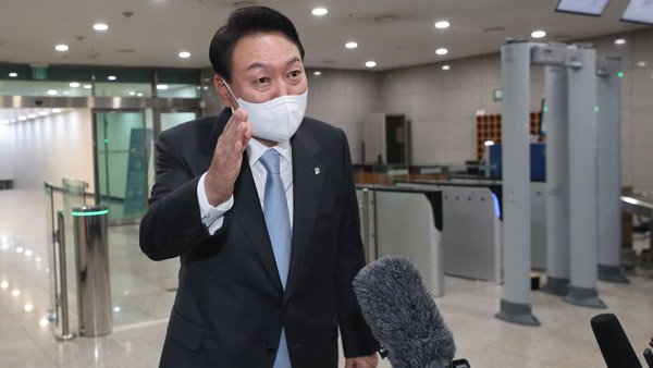 記者団のぶら下がり取材に答える尹大統領（韓国MBCより）