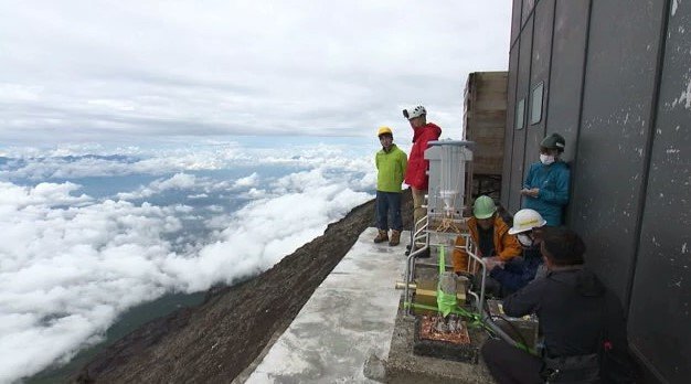 富士山頂の観測所