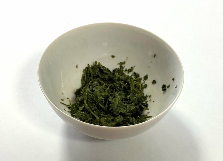 1分ほどで「茶殻のおひたし」が完成（特集班撮影）