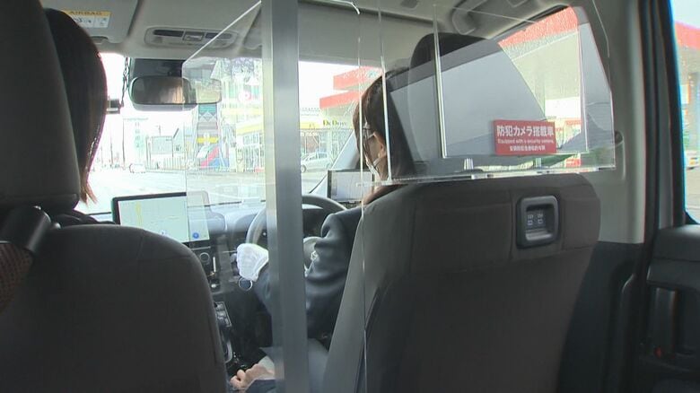 運転席と助手席の間にも防犯パネル