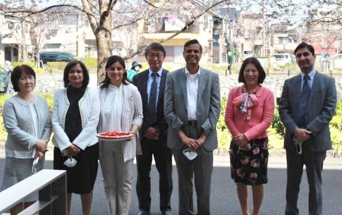 共同経営者のハリッシュさん（右端）と理事長のラマアさん（左から二人目）