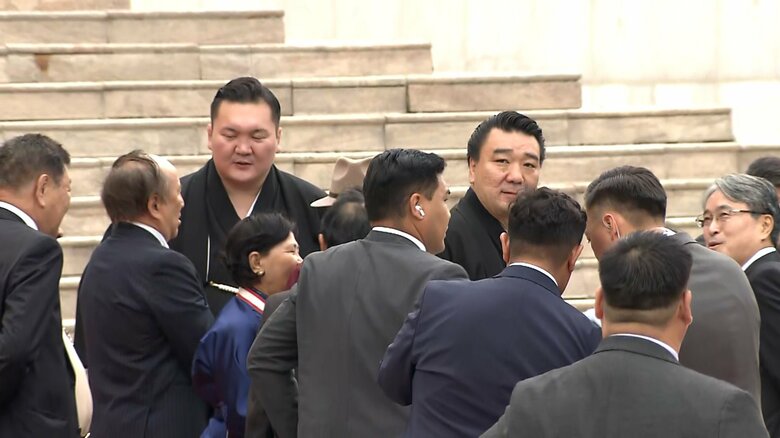 スフバートル広場には両陛下を歓迎し大相撲の元横綱　白鵬・日馬富士・朝青龍が姿を見せた