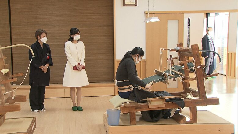 結城紬の機織りを視察される佳子さま（栃木・小山市）
