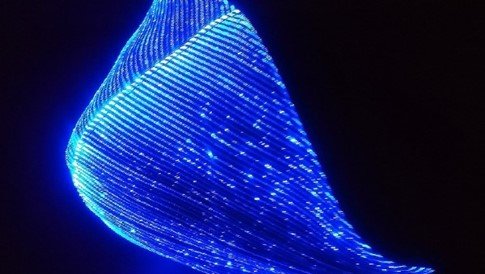 ミラノ発「青く光るマスク」が幻想的でカッコいい…そもそもなぜ光る?仕組みを聞いた