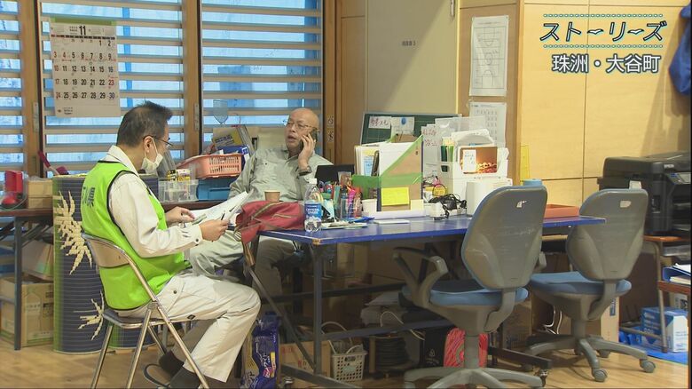 避難所の本部長を務める父孝さん（奥）