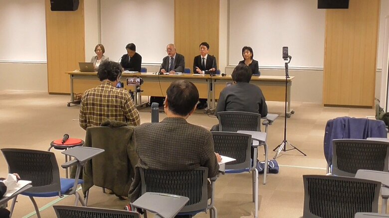 東京・世田谷区の保坂区長の自宅に違法建築などの疑いで区長に説明を求めて開かれた記者会見