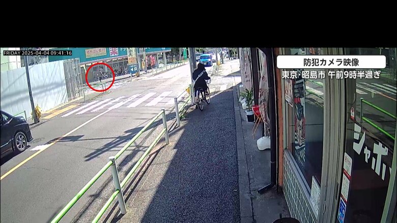 人が走り去った次の瞬間、パネルのようなものが次々落下する様子を捉えた防犯カメラ映像①