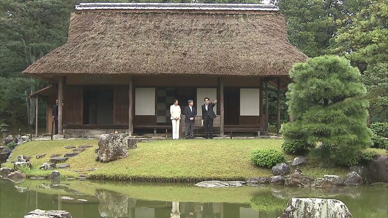 桂離宮を散策される天皇皇后両陛下