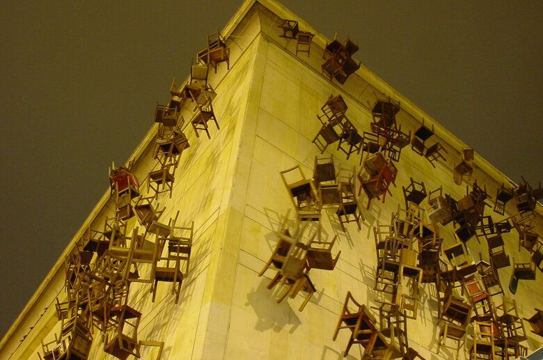 『ノビエンブレ6＆7（11月6日と7日）』 2002年ボゴタの最高裁判所の壁に椅子280脚　ボリバル広場
Photo: Oscar Monsalve
Courtesy of Doris Salcedo Studio