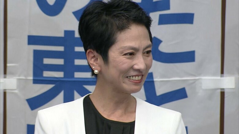 小池氏の3期目が当選確実となった後の蓮舫氏の様子…目には涙？（7日午後8時過ぎ）