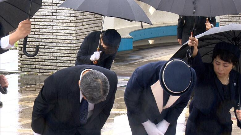 硫黄島島民平和祈念墓地公園で拝礼される両陛下