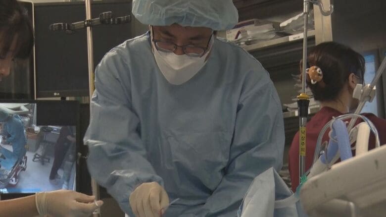 救急患者の対応にあたるチョ医師