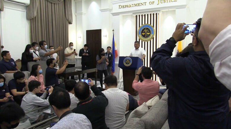 連日会見対応に追われたフィリピンのレムリヤ法相（2023年2月）