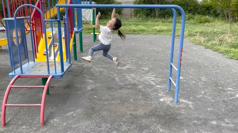 再びうんてい遊びを始めたモモ子ちゃん