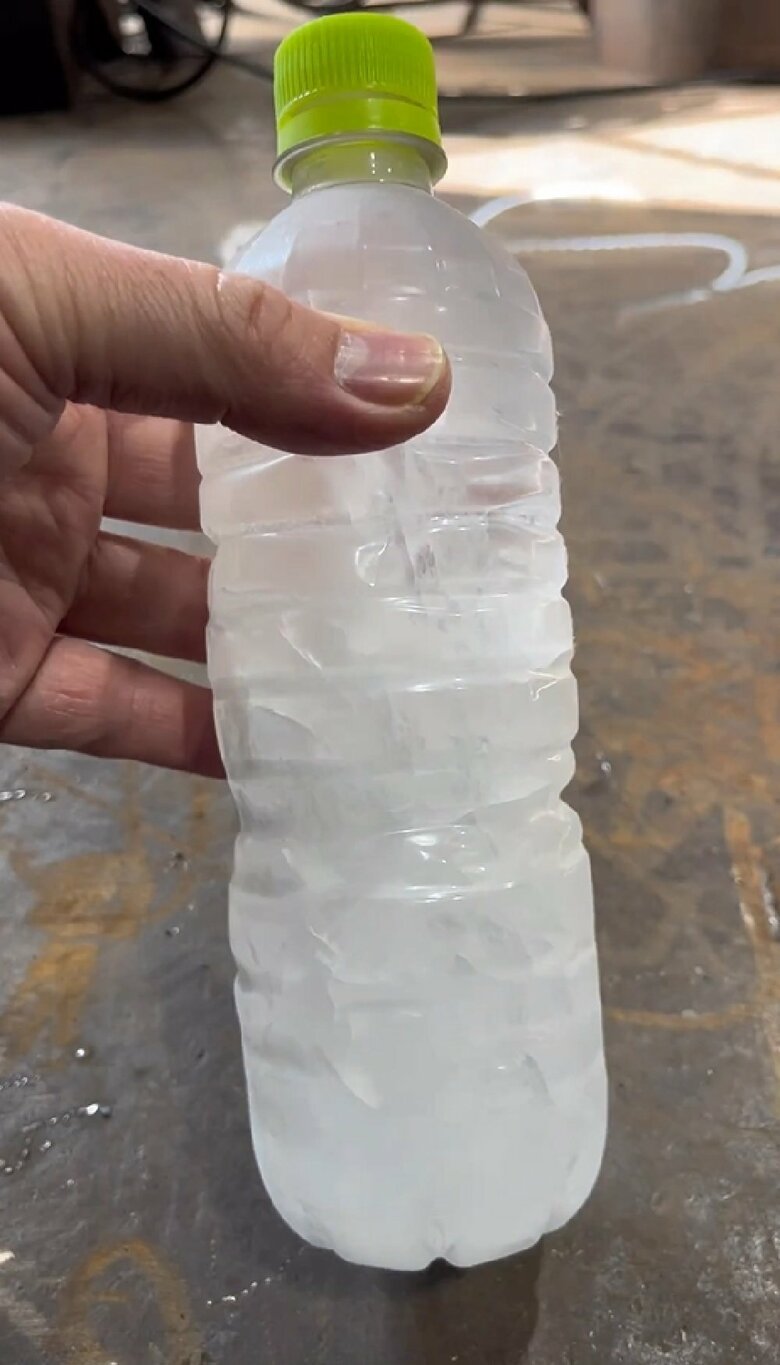 凍らせたペットボトル