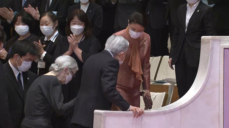上皇ご夫妻の足下を気遣われる皇后さま
