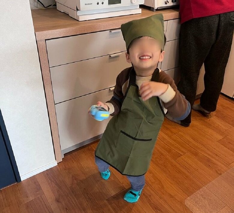 3歳の息子さん　エプロンが似合う！