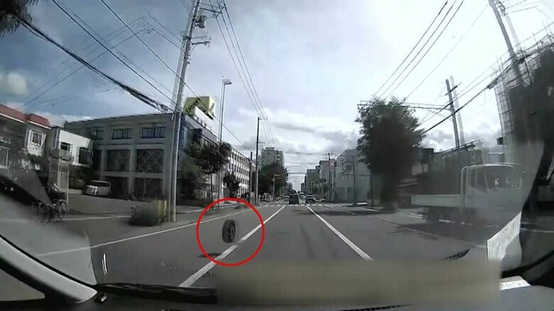 1本は対向車線まで転がり車にぶつかる（提供:視聴者）