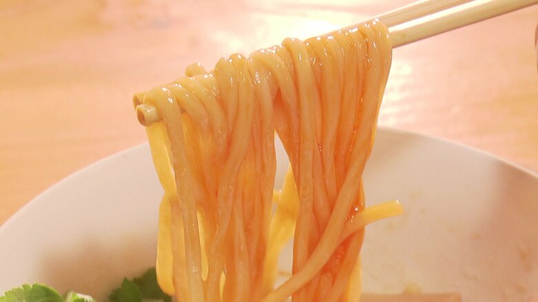 モチモチの太麺に卵が絡みつく