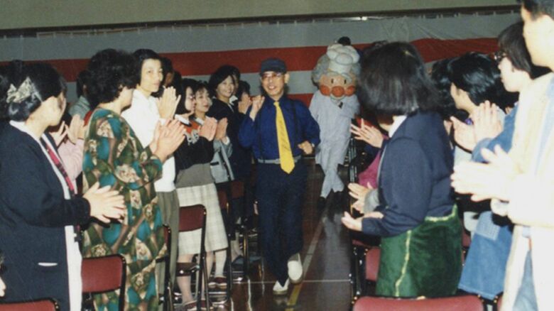 歓迎を受けるやなせさん