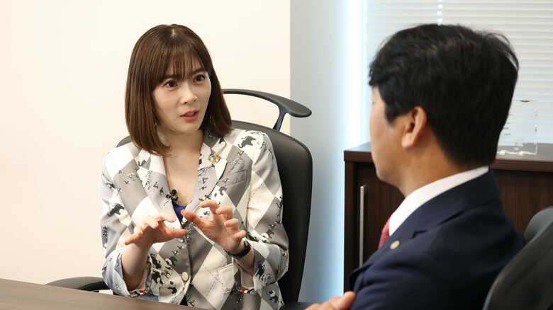 経済アナリスト・馬渕磨理子(左)