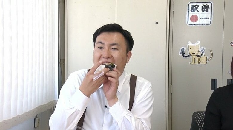 おに弁を食べるにむらあつとリポーター