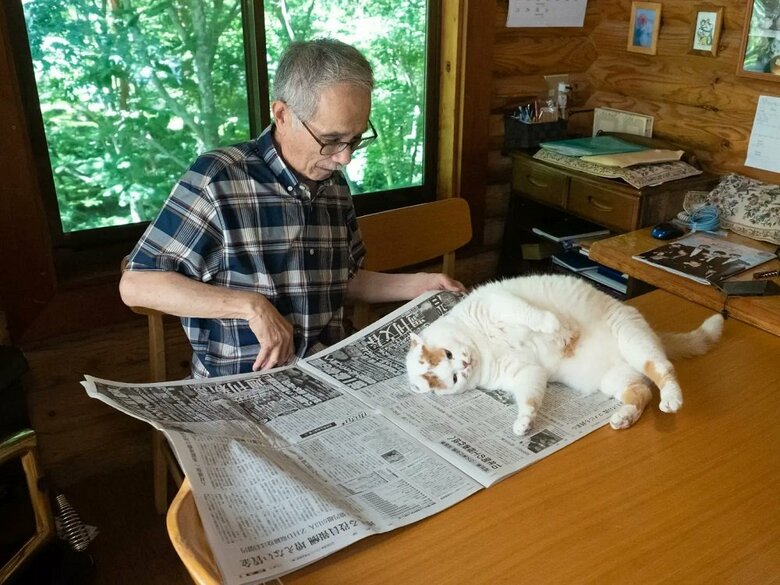 新聞を読むお父さんの邪魔をするメイくん（提供：MARCOさん）