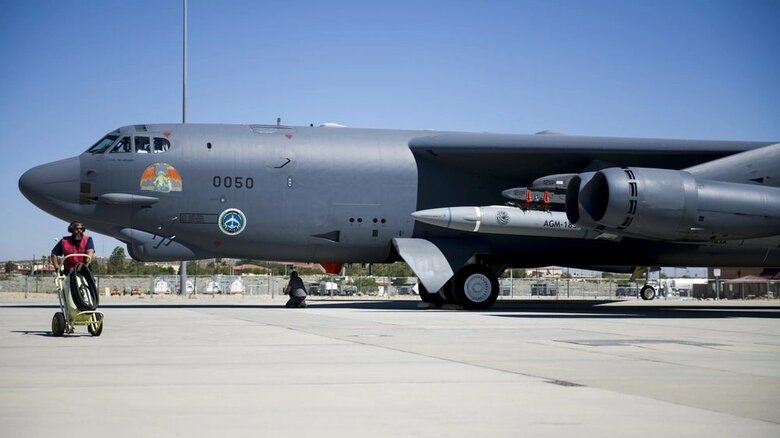 AGM-183A ARRW極超音速滑空体(HGV)ミサイル模擬弾を搭載した米空軍B-52H爆撃機（米国防総省公式画像）