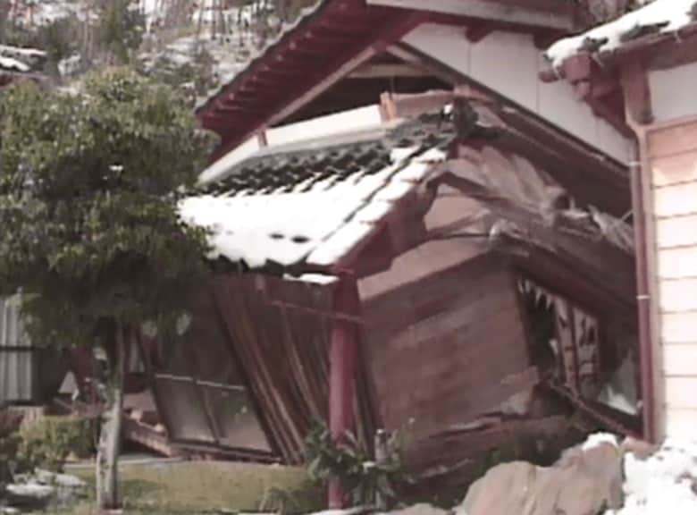 地震によって倒壊した建物