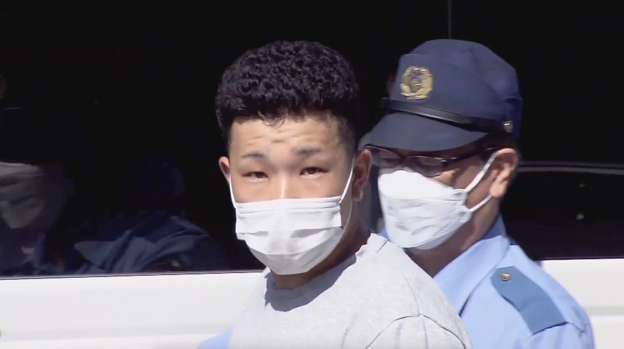 見せ物じゃねーぞ 指を立て挑発ポーズで捨てぜりふ 自称ラッパー男を逮捕 車で追いかけ集団暴行か Fnnプライムオンライン Goo ニュース