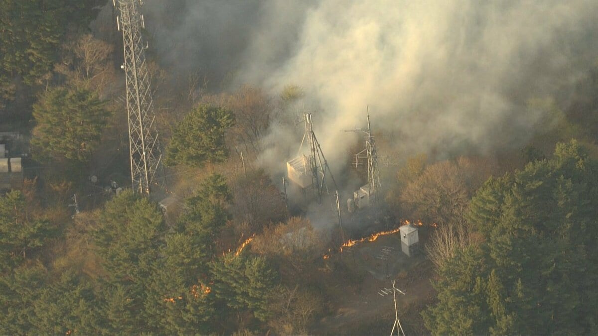 岩手県で複数の建物と山林が燃える山林火災が延焼中 5棟延焼確認で住宅