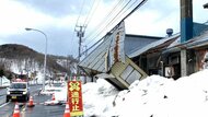 強風でバス停が…高さ幅とも約2メートルのトタン製の待合所が倒壊…芦別市内で今年一番の“最大瞬間風速17.2メートル”―留萌市では雪の重みで空き家の一部が倒壊〈北海道〉
