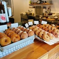 揚げたてドーナツがモーニングで楽しめる…一宮で人気のカレーとドーナツの店 ふんわりもちもち食感が人気 