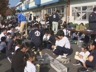炭火の熱さと煙に四苦八苦…小学生が校舎の前で地元特産“三河一色うなぎ”の蒲焼き体験 愛知県西尾市