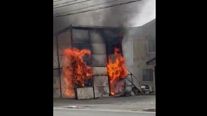 【周辺の住宅へ延焼】プレハブから出火“激しい黒煙とともに火炎噴出”消防車11台出動も火の勢い強く未だ鎮火せず…消火活動続く～けが人なし〈北海道札幌市〉