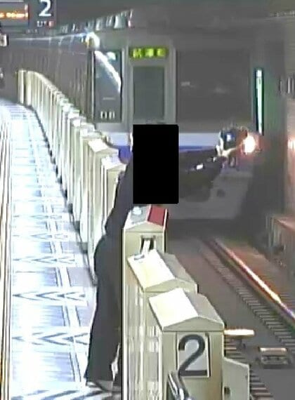 ホームから身を乗り出す“撮り鉄”に「絶対ダメ！」福岡市地下鉄が公式Xで“映像公開”　廃車予定の車両を撮影か　姿くらます