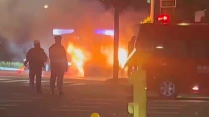 「車止めたら発火した」財務省近くで車が激しく炎上　運転男性「運転中にパチパチと音が…」　東京・永田町