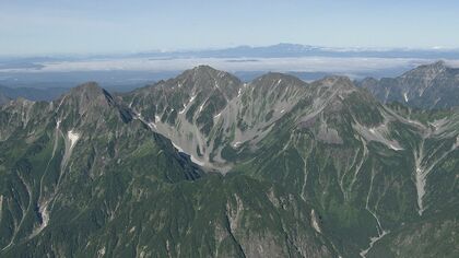 「けがで動けない」北アルプスで東京都の35歳男性が肩を負傷　救助隊員が向かうも天候不良で一晩ビバーク　自力歩行可能で、翌日に救助隊員ら8人が付き添い下山　西穂高岳から奥穂高岳方面に縦走中、間ノ岳で遭難