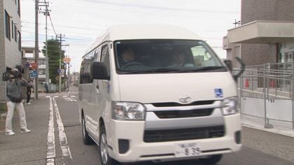 5年半ぶりの公の場、黒スーツ姿・車いすで入廷の島津被告は黙秘貫く　奥田交番襲撃事件・差し戻し審の初日　傍聴席めぐって278人が裁判所前に並ぶ　自閉スペクトラム症が量刑にどう影響するか争点に