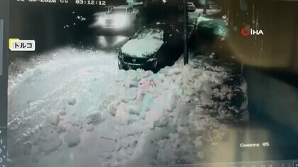「あわや」屋根から突然の落雪…ギリギリ回避する通行人　ビルの看板除雪中に作業員直撃する雪塊　トルコ・東京