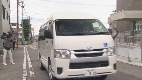 5年半ぶりの公の場、黒スーツ姿・車いすで入廷の島津被告は黙秘貫く　奥田交番襲撃事件・差し戻し審の初日　傍聴席めぐって278人が裁判所前に並ぶ　自閉スペクトラム症が量刑にどう影響するか争点に