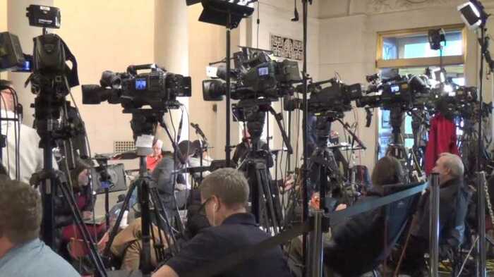 議会・下院には多くのメディアが集まり、関心の高さがうかがえた