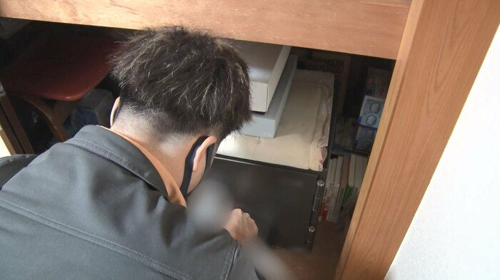 手探りで探し当てるのは困難 特殊な工具を使い、ダイヤルを動きやすくしていく