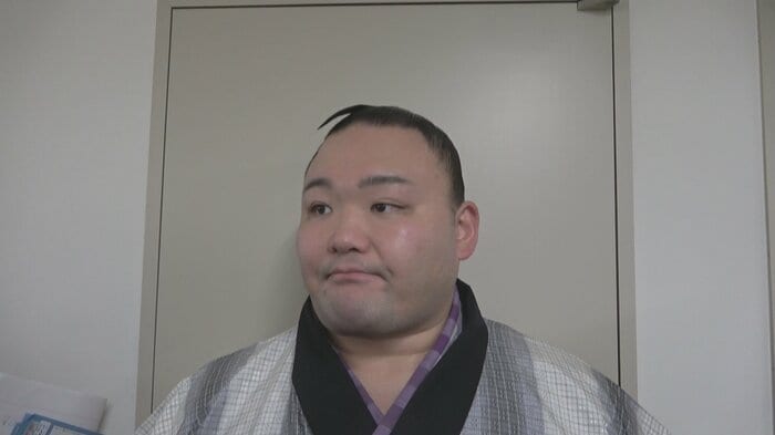 取組後に取材に応じる朝乃山