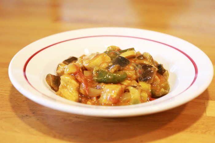 「豚肉とナスのトマト煮カレー風味」
