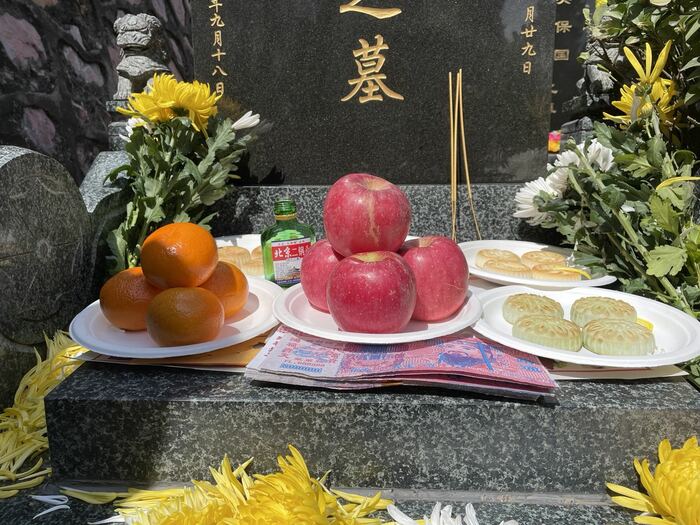 奥に見える緑色の瓶が先生が好きだった「白酒」
