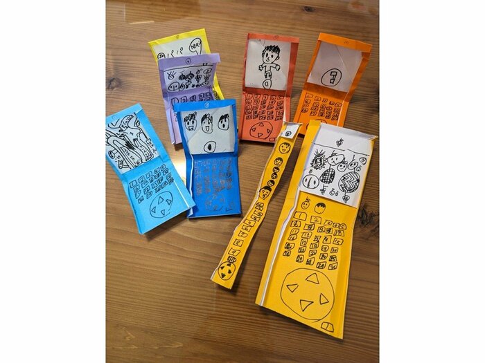 息子さん作:未来のスマホ(耳にかけられる細型が最先端らしい)